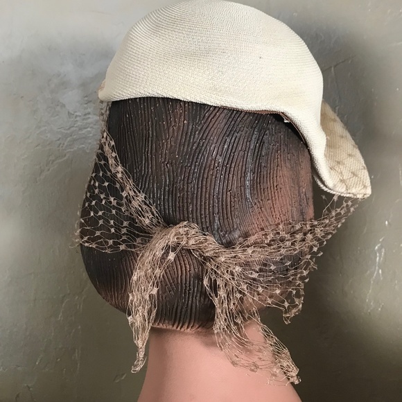 ELEGANT 1950s' CREAM COLOR STRAW ASYMMETRICAL TOQUE WITH BEADED APPLIQUÉS & VEIL - Picture 4 of 8